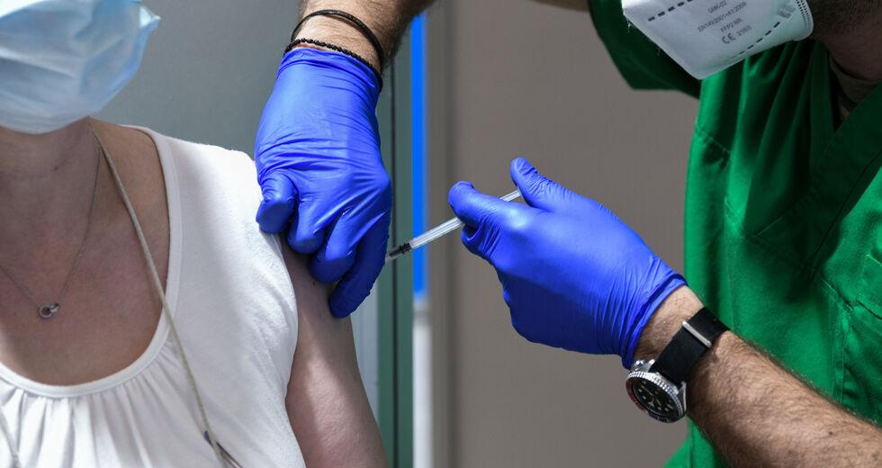 Κορονοϊός: Η 4η δόση μειώνει σημαντικά το ποσοστό θανάτου στους άνω των 60, σύμφωνα με έρευνα