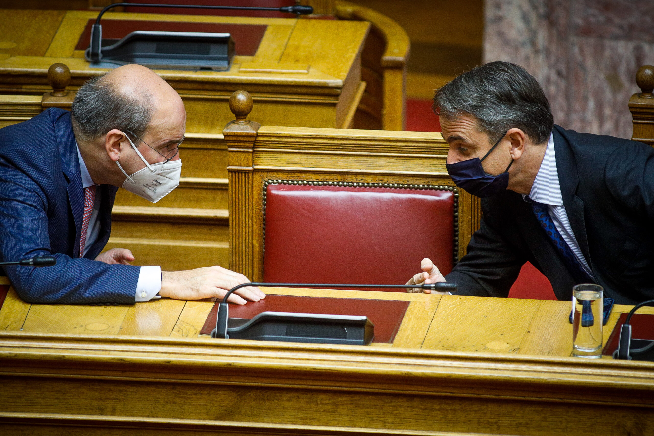«Ποδαρικό» με φοροελαφρύνσεις 2 δισ. ευρώ κάνει το 2022