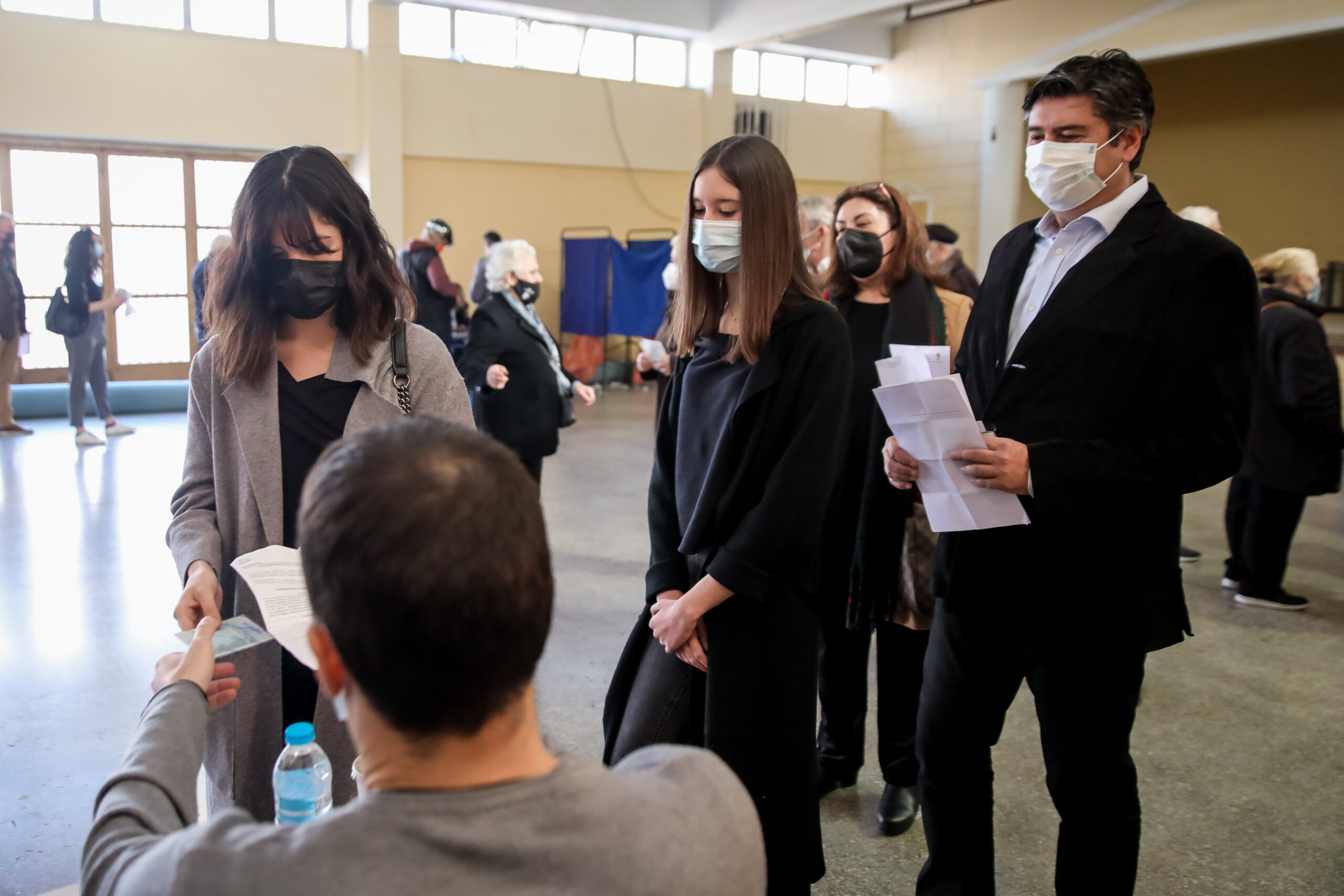 ΠΑΣΟΚ – ΚΙΝΑΛ: Πάνω από 140.000 οι ψήφοι – Πάει για παράταση η εκλογική διαδικασία