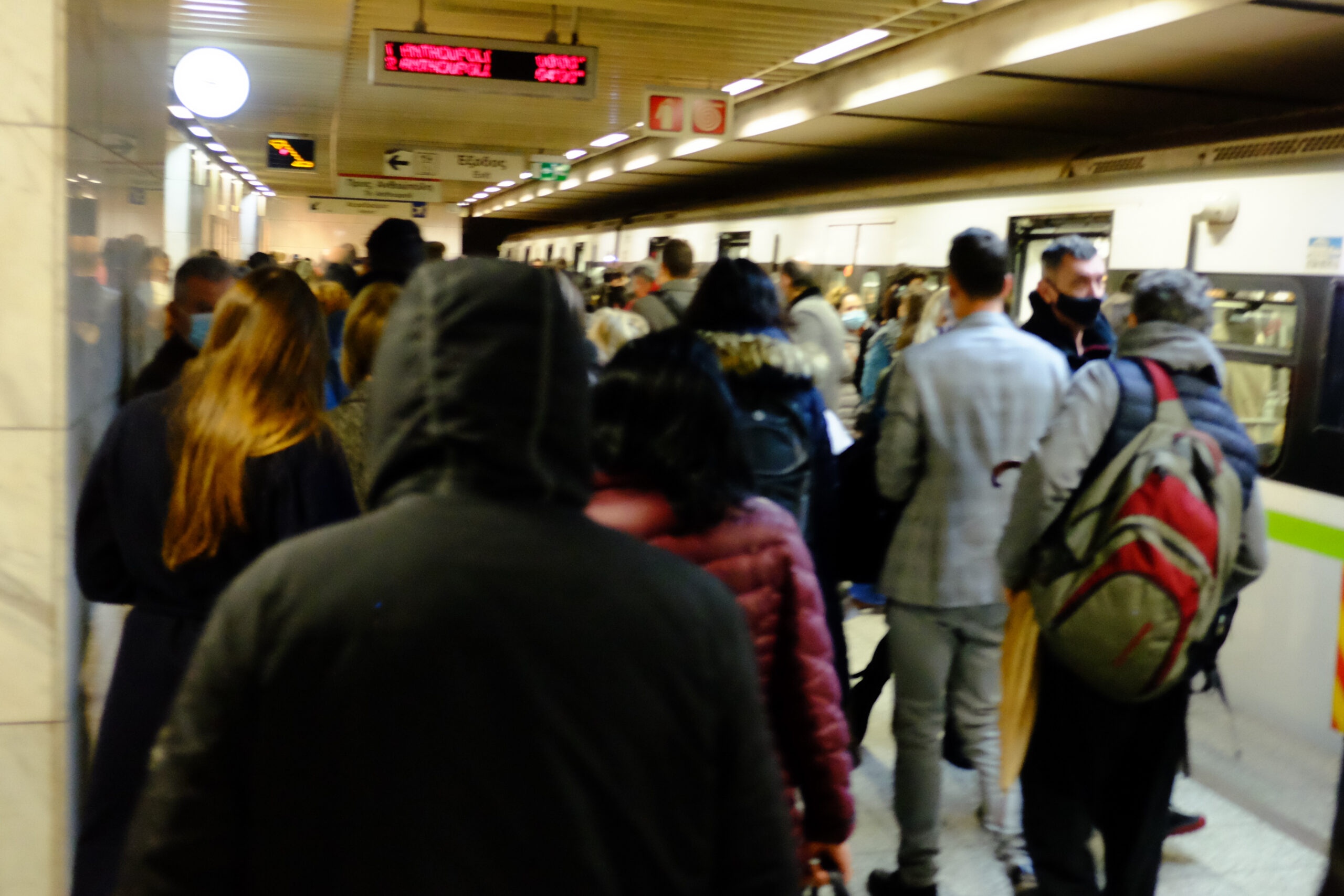 Απίστευτο σκηνικό στο μετρό του Συντάγματος: Επτάχρονος μαχαιροβγάλτης επιτέθηκε σε νεαρούς