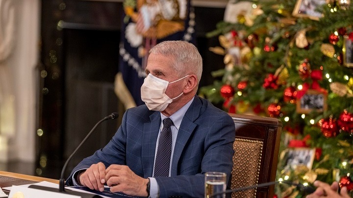 Ά. Φάουτσι: Τα μεγάλα πάρτι δεν είναι ασφαλή ακόμη και για τους εμβολιασμένους