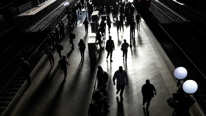 Μετάλλαξη Όμικρον: Χιλιάδες πτήσεις ακυρώνονται – Στην κόκκινη λίστα η Ελλάδα