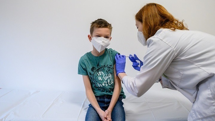 Τι ισχύει για την άδεια των εργαζόμενων γονέων που τα παιδιά τους νοσούν από κορονοϊό