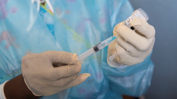 Οξφόρδη και AstraZeneca σχεδιάζουν ένα εμβόλιο για την παραλλαγή Όμικρον