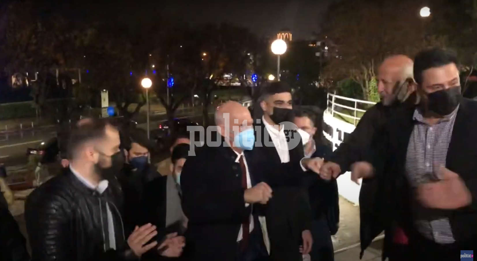 Θερμή υποδοχή στον Γ. Παπανδρέου στο Βελλίδειο – Κόρνες, σημαίες του ΠΑΣΟΚ και «Καλημέρα Ήλιε» (βίντεο)