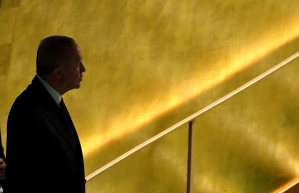 Σε απόγνωση ο Ερντογάν: «Βγάλτε τα χρήματα κάτω από τα μαξιλάρια» – Δημοσκοπήσεις στέλνουν το «σουλτάνο»…σπίτι του
