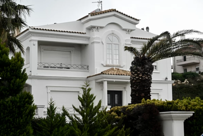 Απαγωγή Κυπαρίσση: Φωτογραφίες με τον επιχειρηματία δεμένο έστειλαν οι κακοποιοί – Ζήτησαν 2 εκατ. ευρώ