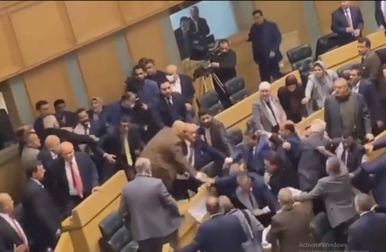 Εικόνες ντροπής στην Ιορδανία: Μπουνιές και ξύλο στο Κοινοβούλιο σε συζήτηση για την ισότητα των φύλων