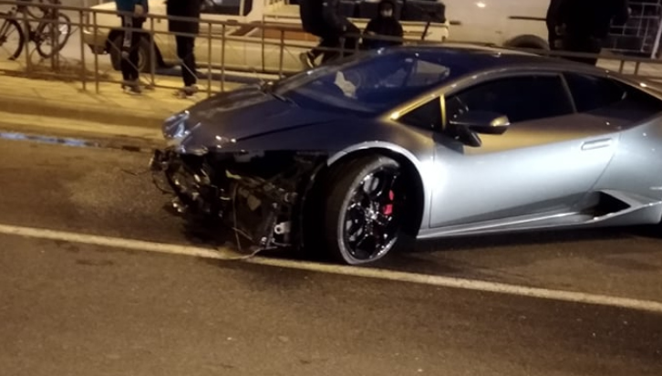 Λάρισα: Lamborghini έγινε “σμπαράλια” αφού χτύπησε στα προστατευτικά κιγκλιδώματα