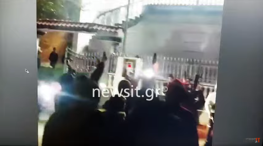 Εικόνες σοκ με ένοπλους Ρομά έξω από  κατοικία του αρχηγού της αντίπαλης συμμορίας (vid)