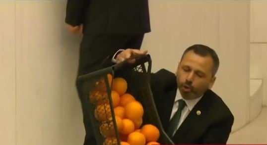 Τραγέλαφος η Τουρκική Βουλή: Η αντιπολίτευση διαμαρτυρήθηκε για την ακρίβεια με πορτοκάλια και πάνες (vid)