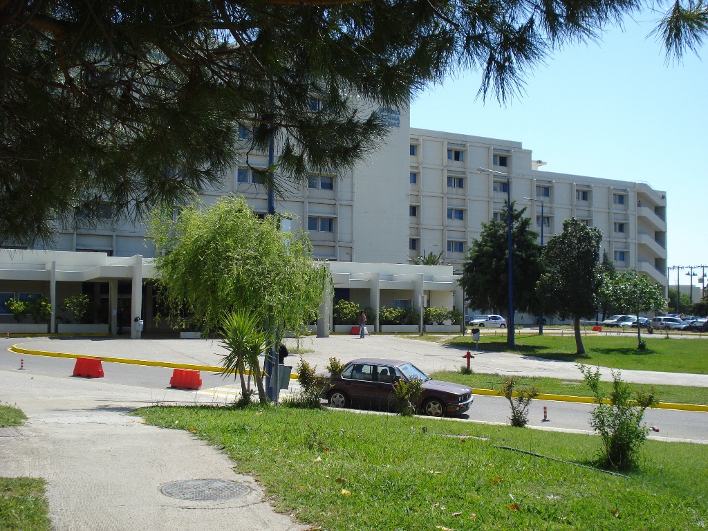 Πάτρα: Οροφές που στάζουν, σπασμένη πόρτα και… κουβάδες για τα νερά στο Πανεπιστημιακό Νοσοκομείο (pics)