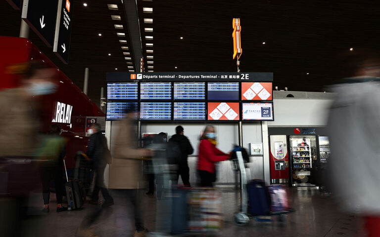 Πάνω από 2.100 πτήσεις ακυρώθηκαν σήμερα σε όλο τον κόσμο λόγω της νέας μετάλλαξης