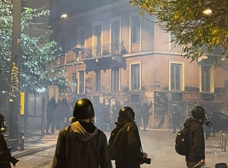 Εξάρχεια: 4 συλλήψεις και 5 προσαγωγές για τα επεισόδια της πορείας του Αλέξανδρου Γρηγορόπουλου