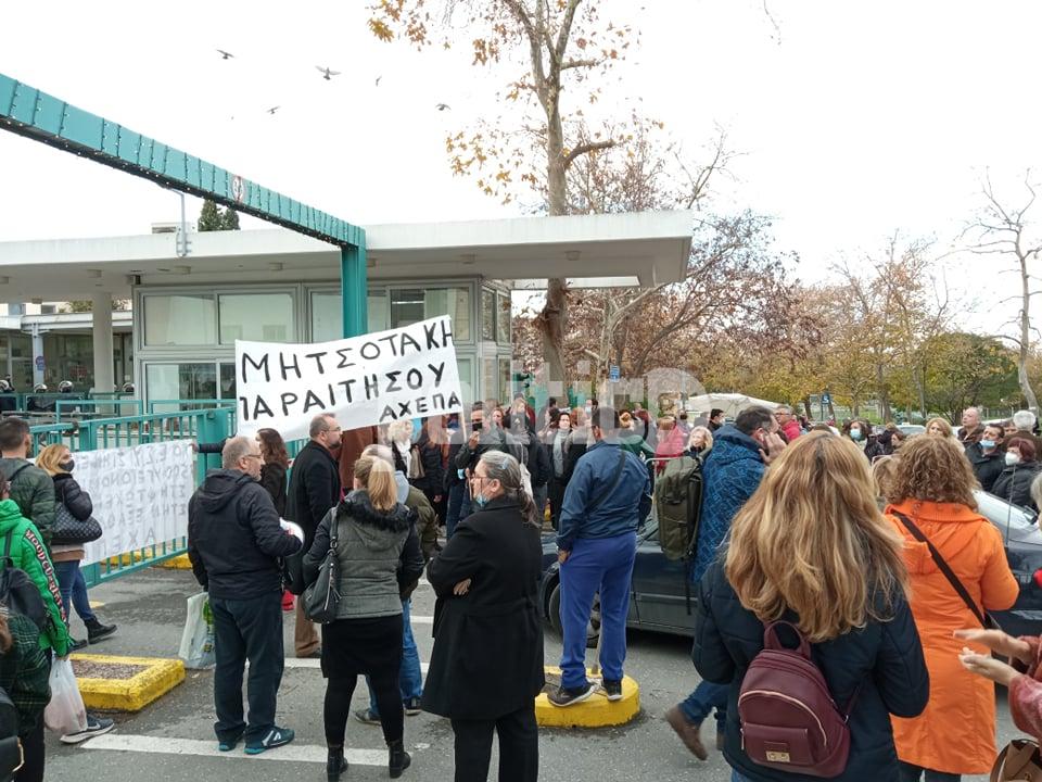 Συγκέντρωση ανεμβολίαστων υγειονομικών έξω από το ΑΧΕΠΑ (pics & vids)