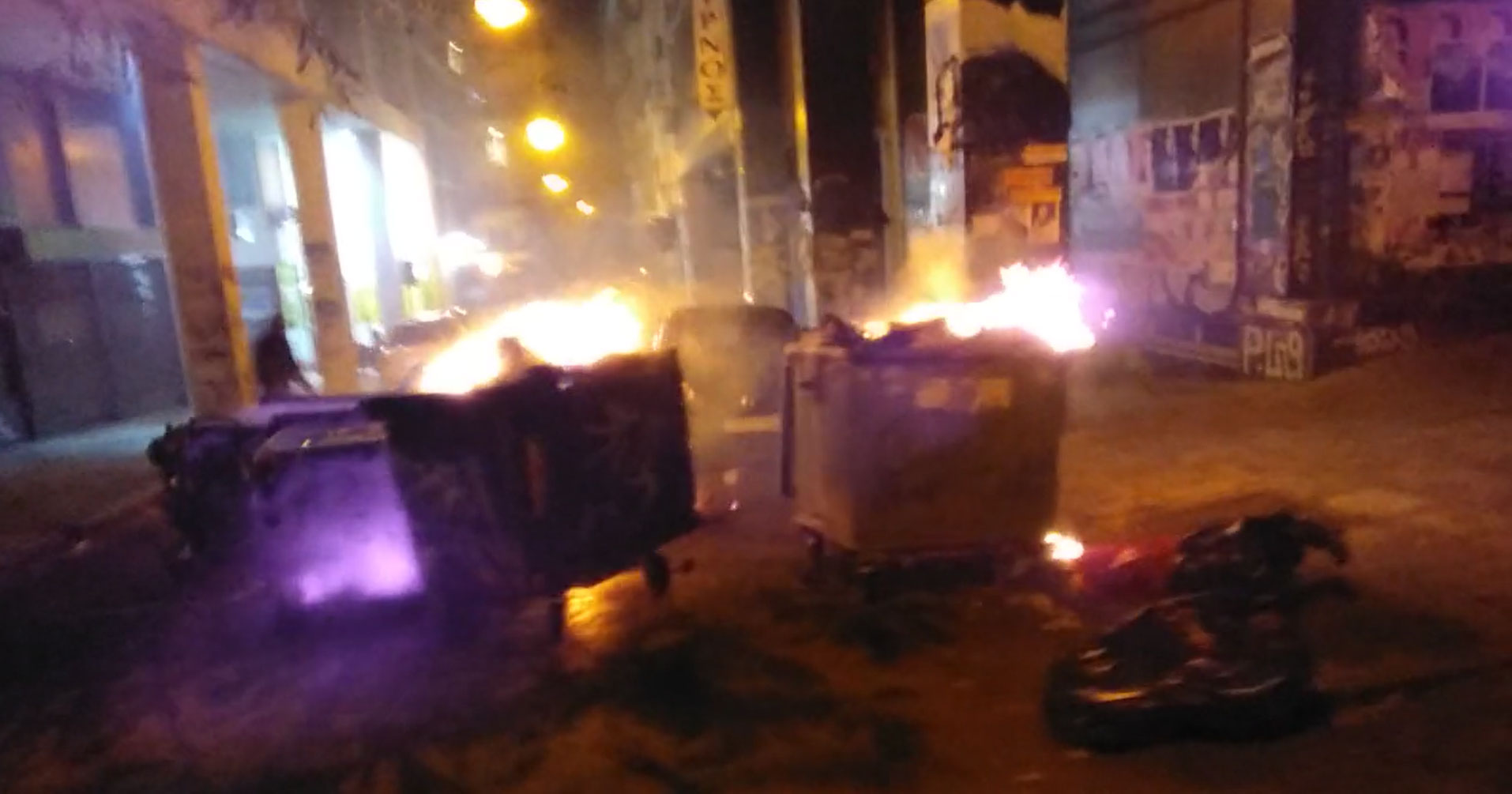 Ένταση στα Εξάρχεια από διαδηλωτές της πορείας για τον Αλέξανδρο Γρηγορόπουλο