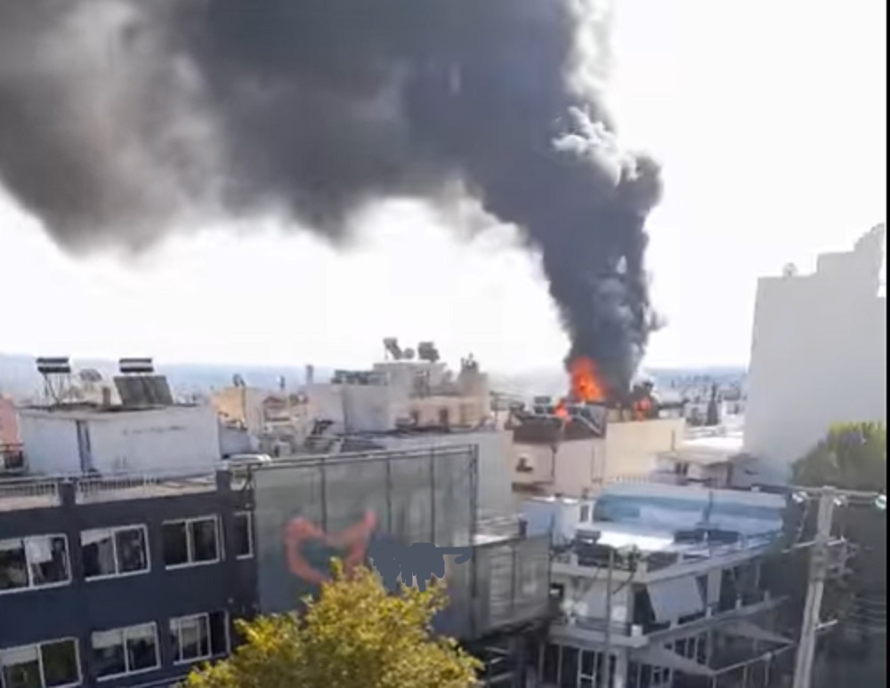 Φωτιά σε πολυκατοικία στην Πετρούπολη (vids)