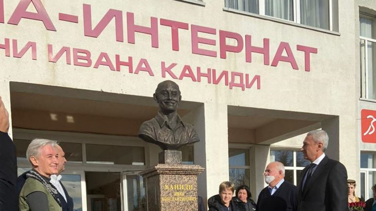 Με μια προτομή τίμησαν οι Ρώσοι τον  Έλληνα δάσκαλο που θυσιάστηκε στη σφαγή του Μπεσλάν