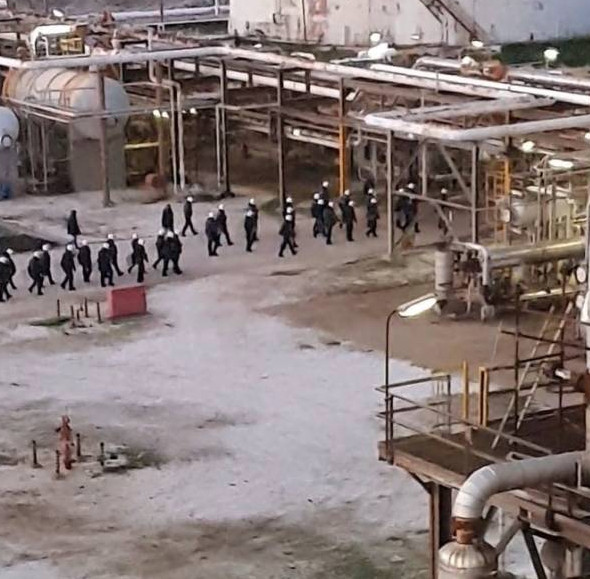 Χαμός στη Καβάλα με «ντου» των ΜΑΤ στο εργοστάσιο της KAVALA OIL – Τι καταγγέλλει η ΓΣΕΕ (pics&vid)