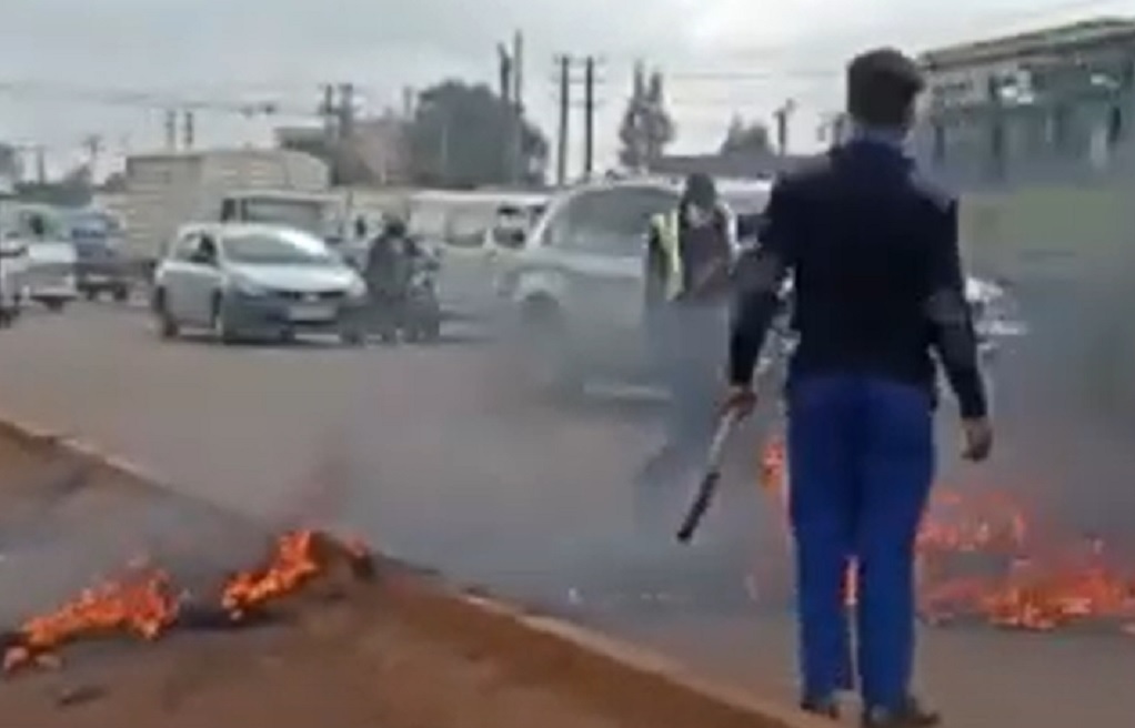 Κένυα: Αστυνομικός σκότωσε τη σύζυγό του, βγήκε στον δρόμο, εκτέλεσε 5 περαστικούς και αυτοκτόνησε (vid)