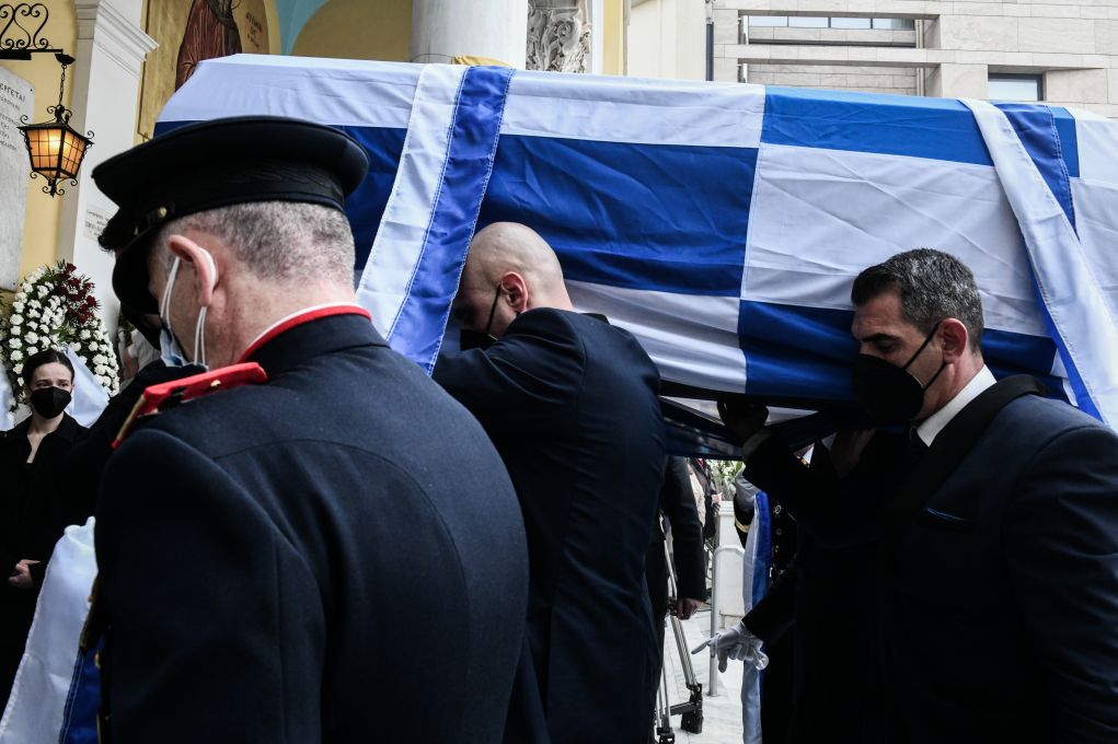 Από λεπτό σε λεπτό η εξόδιος ακολουθία του Κάρολου Παπούλια (pics & vid)