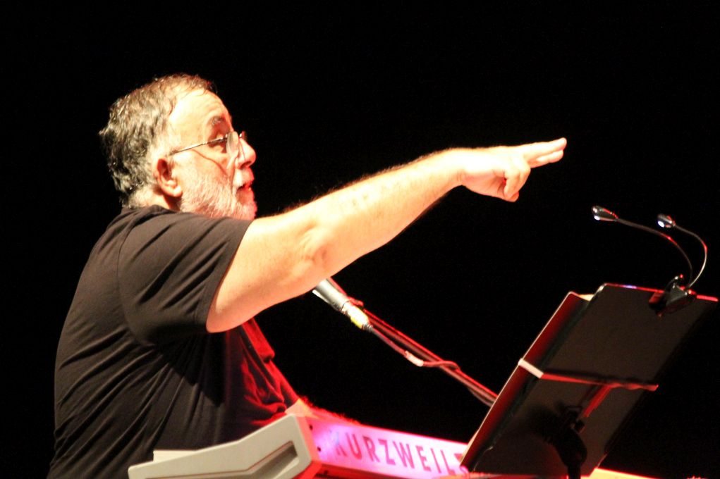 Θάνος Μικρούτσικος: Δύο χρόνια που χόρεψε πάνω στο φτερό του καρχαρία και βύθισε στην θλίψη την Ελλάδα (vids)