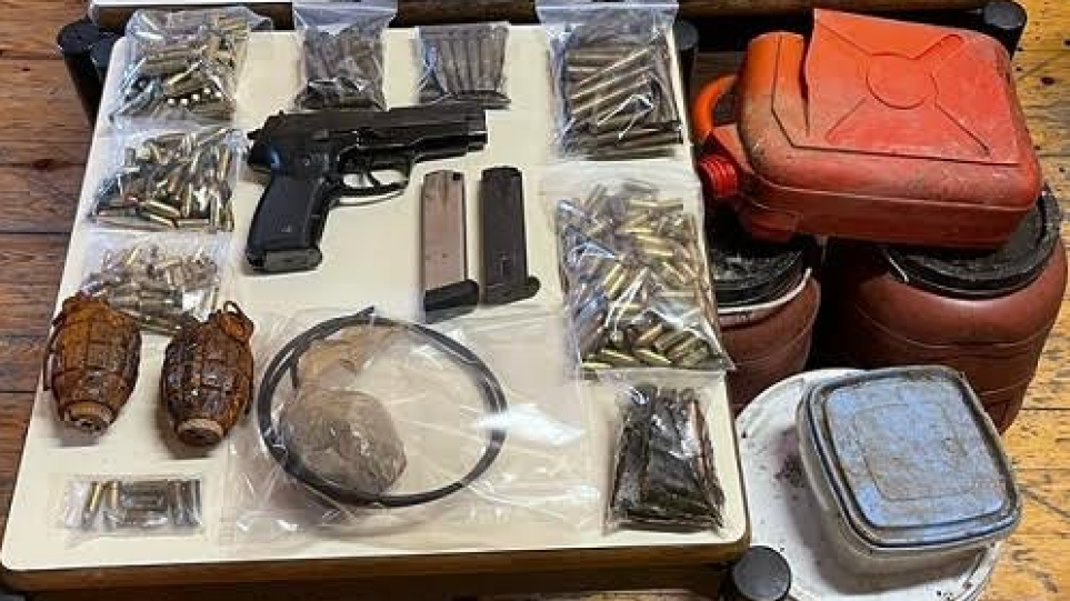 Κανονικό οπλοστάσιο βρήκε η ΕΛ.ΑΣ σε σπίτι συλληφθέντα εμπόρου ναρκωτικών – Είχε στην κατοχή ακόμη και βόμβα