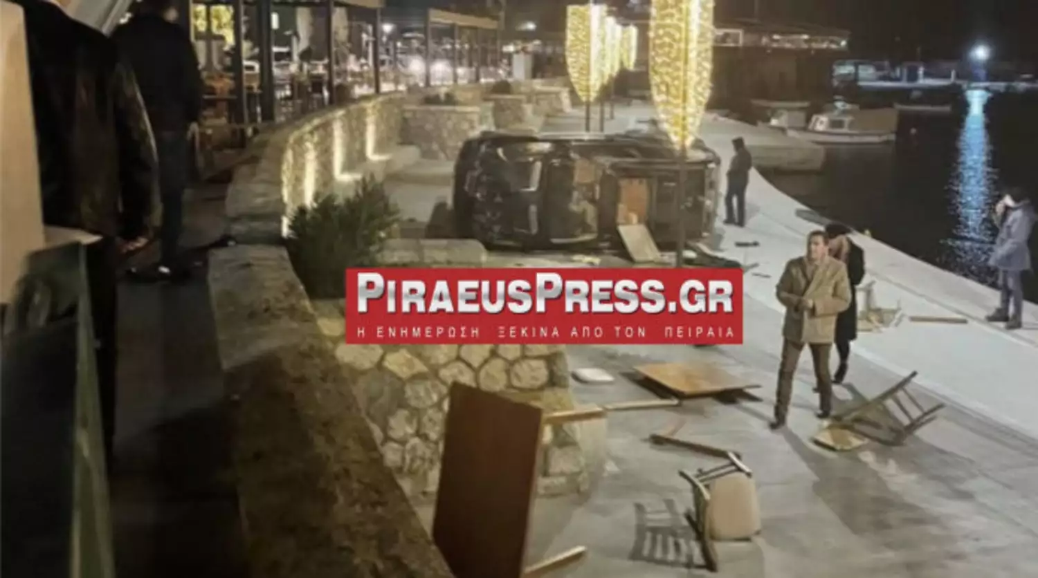 Μικρολίμανο: Αυτοκίνητο παρέσυρε τραπέζια (pics)