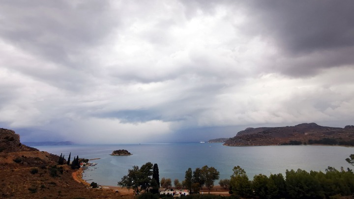 Καιρός: Αραιές νεφώσεις με εκδήλωση τοπικών βροχών