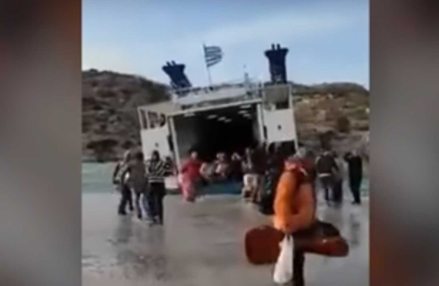 Σχοινούσα: Το «Εξπρές Σκοπελίτης» προσπαθεί να δέσει ενώ το χτυπούν 9 μποφόρ – Επιβάτες πηδούν στη στεριά