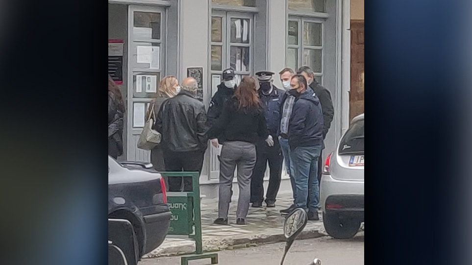 «Ντου» της ΕΛ.ΑΣ στο μαγαζί των «Θεματοφυλάκων του Συντάγματος» στην Αράχωβα – Μια προσαγωγή