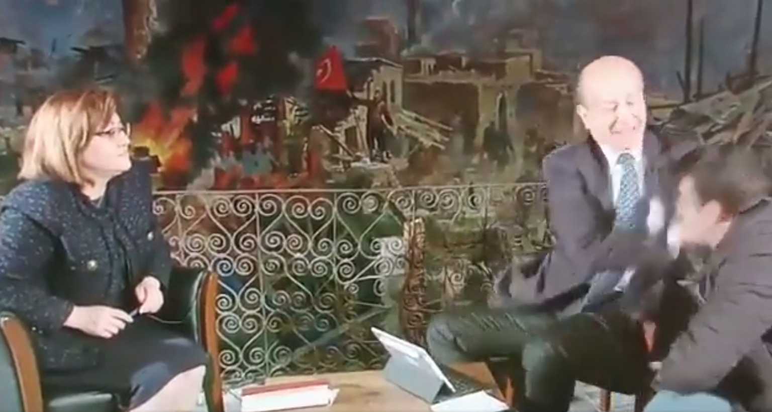 Τουρκία: Παραιτήθηκε ο δημοσιογράφος που χαστούκισε τεχνικό ήχου