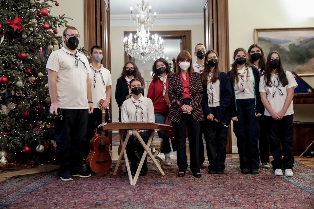 Έψαλαν τα κάλαντα της Πρωτοχρονιάς στην Κατερίνα Σακελλαροπούλου (pics)