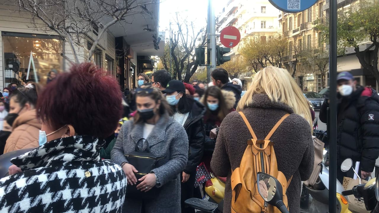 Θεσσαλονίκη: Πλήθος κόσμου για χριστουγεννιάτικες αγορές – Κάλαντα – Χωρίς εορταστικές εκδηλώσεις  (pics & vid)