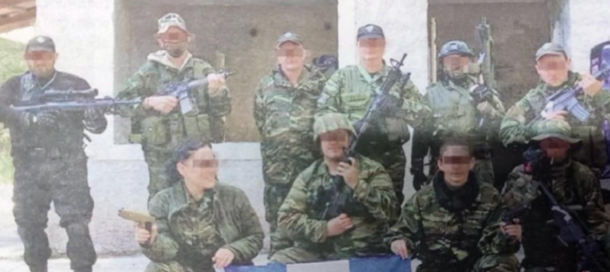 «Θεματοφύλακες του Συντάγματος» με όπλα και… ματζούνια