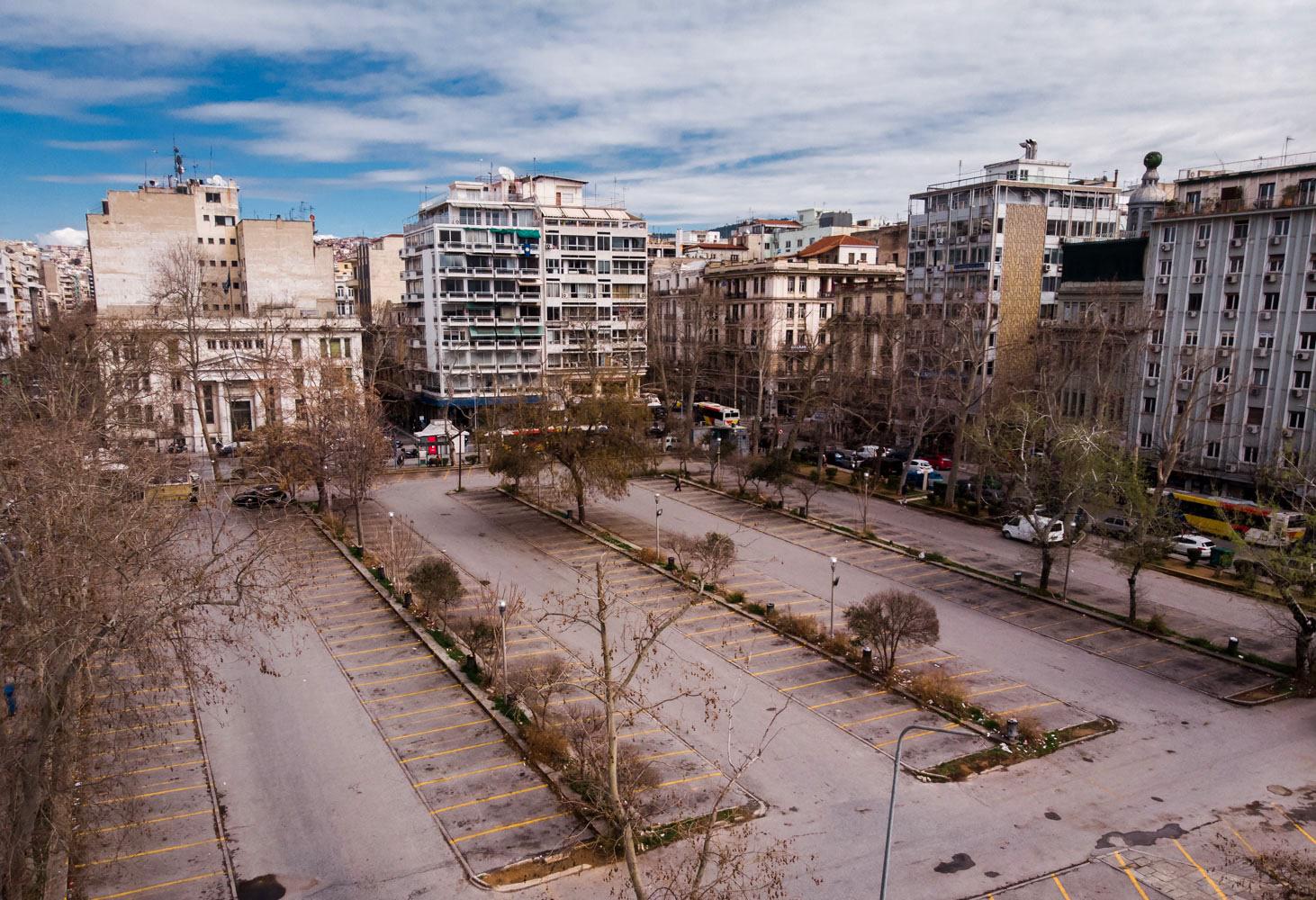 Θεσσαλονίκη: Μείωση 30% των ενεργών κρουσμάτων – Απομάκρυνση των λαμαρίνων από την πλατεία Ελευθερίας