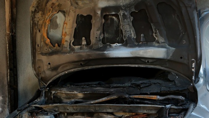 Στις φλόγες τυλίχθηκε σταθμευμένο αυτοκίνητο στις Συκιές
