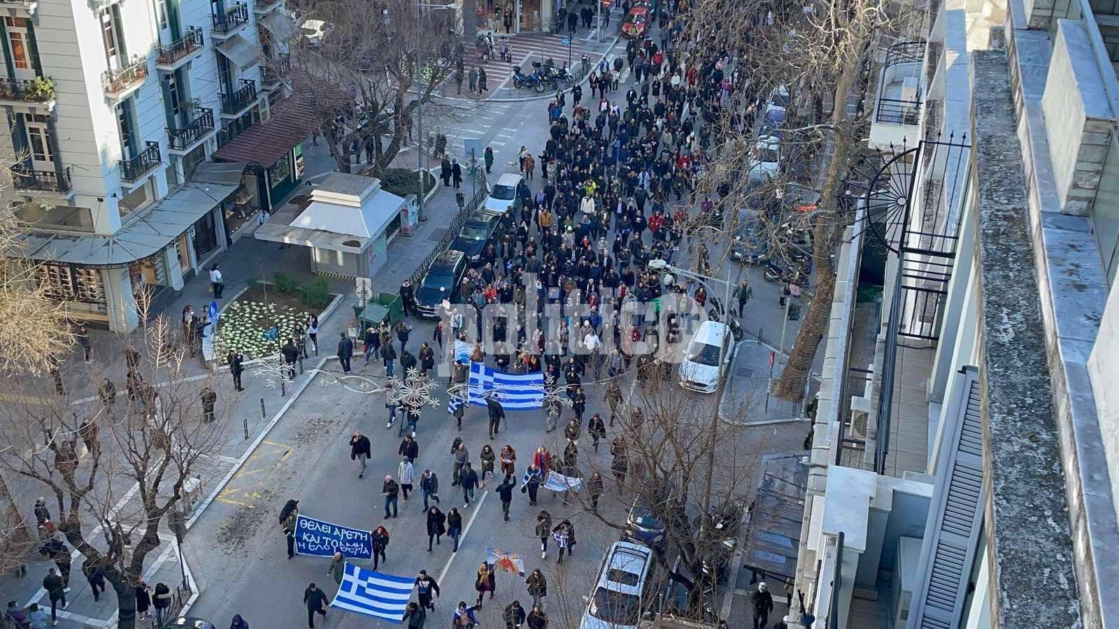 Θεσσαλονίκη: Πορεία αντιεμβολιαστών με συνθήματα και ύβρεις – Δείτε βίντεο