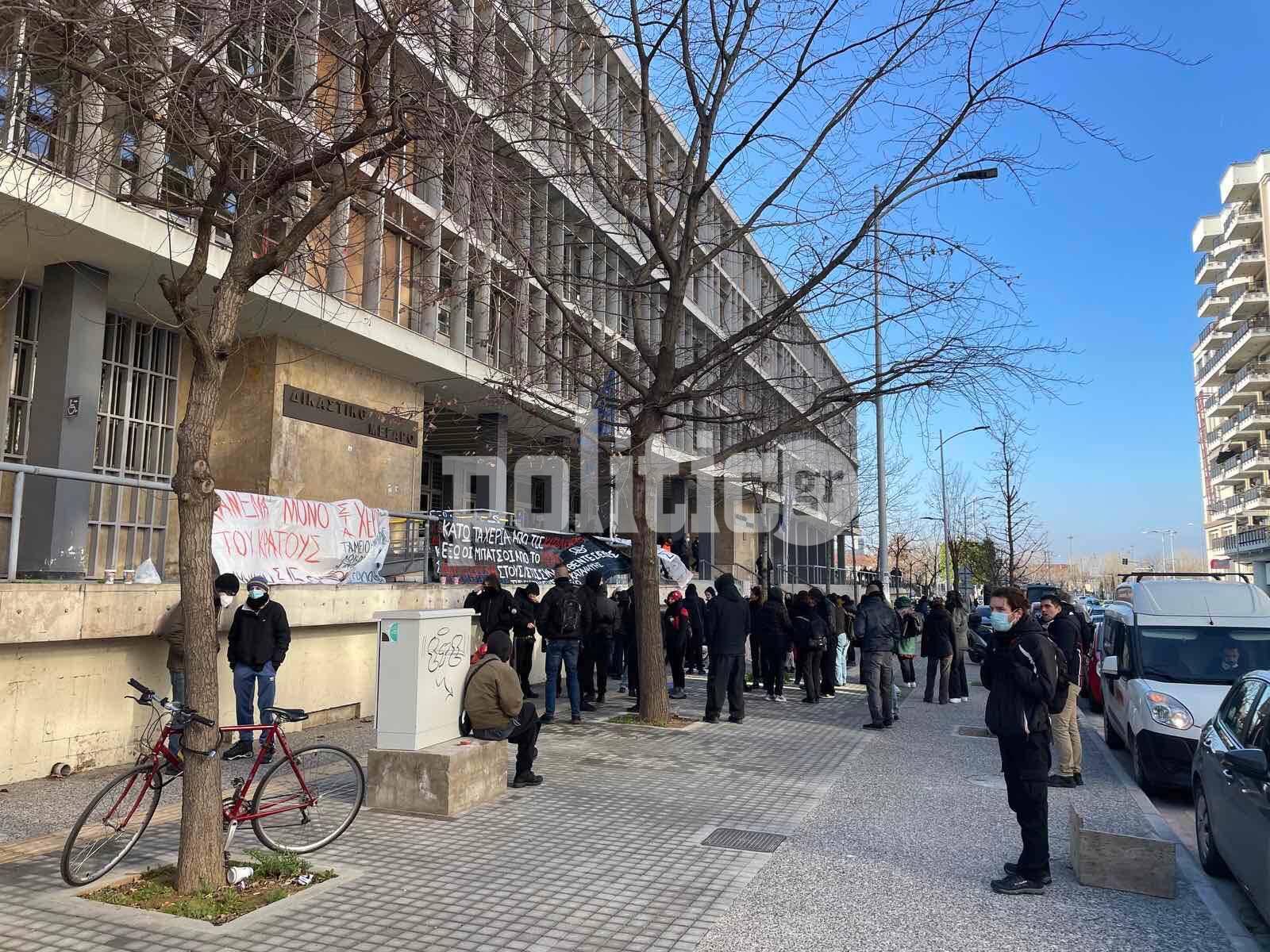 Στον εισαγγελέα οι 15 συλληφθέντες στο ΑΠΘ – Εκδήλωση συμπαράστασης (pics)
