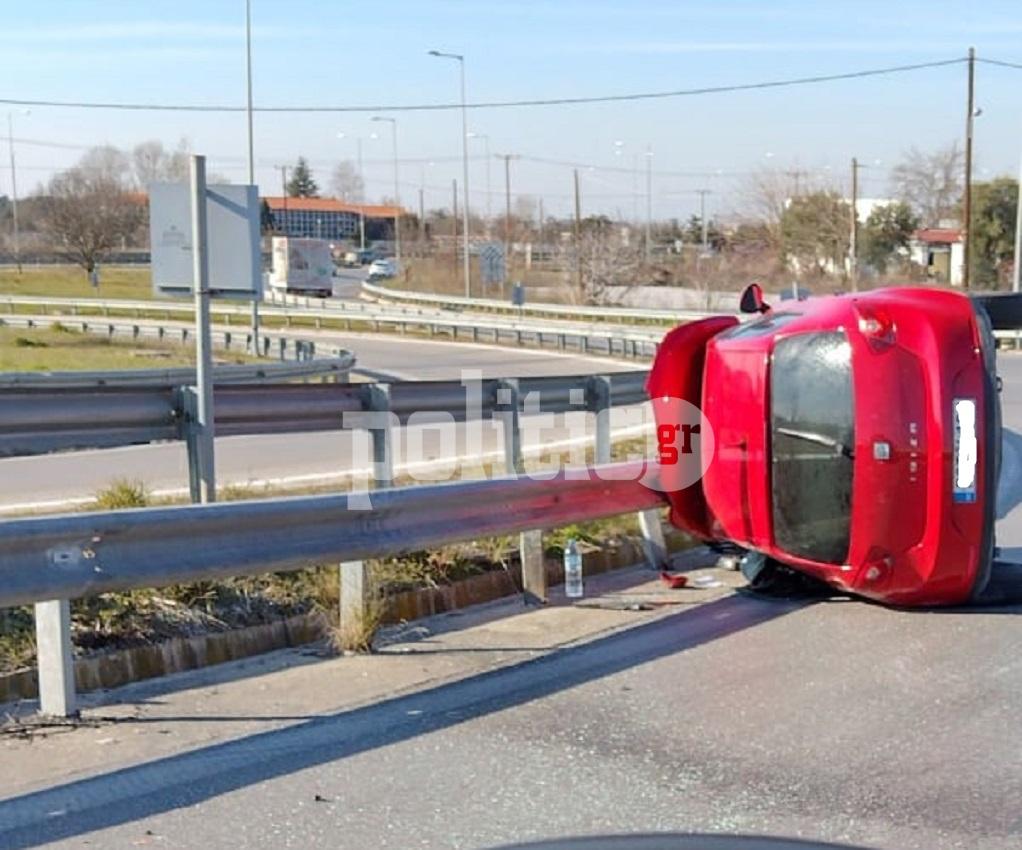 Θεσσαλονίκη: Αυτοκίνητο εξετράπη της πορείας του και ντελαπάρισε (pics)