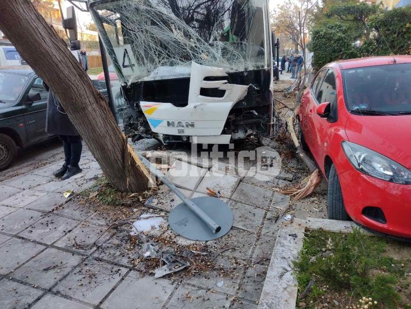 Καλαμαριά: Ακυβέρνητο λεωφορείο συγκρούστηκε με ταξί και κατέληξε σε δέντρο (pics)