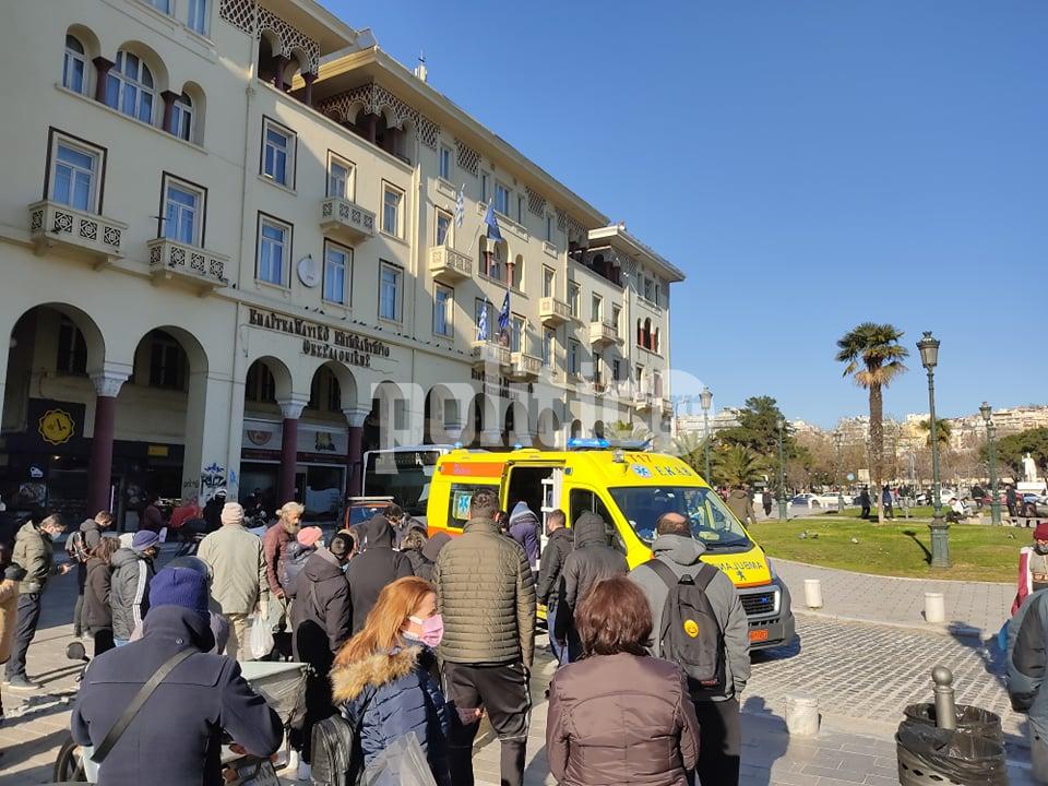 Θεσσαλονίκη: Επί τόπου προσπάθεια για διάσωση άνδρα – Σωριάστηκε ξαφνικά – Μπλοκαρισμένο το Πέταλο (pics&vid)