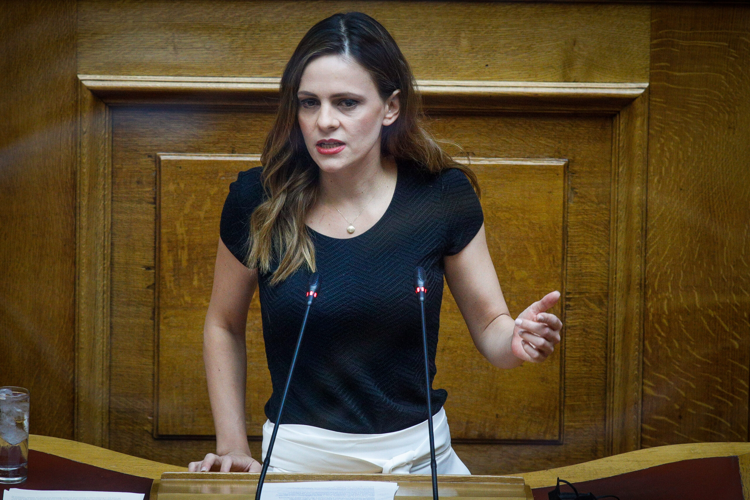Έφη Αχτσιόγλου στην Politic: Δεν μπορούμε να συνεχίσουμε με μια κυβέρνηση που θίγει το δικαίωμα στη ζωή