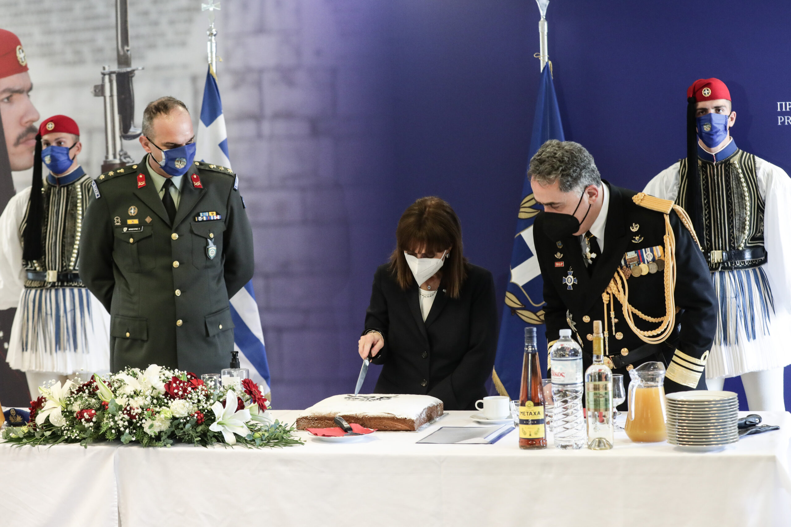 Στην Προεδρική Φρουρά η Κατερίνα Σακελλαροπούλου – «Ελπίζω ότι φέτος θα επιστρέψουμε στην κανονικότητα» (pics)