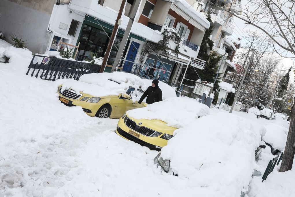 Γυναίκα οδηγός σε αστυνομικό για αλυσίδες: «Γράψτε με να φύγω, αφού δεν βρίσκω!»