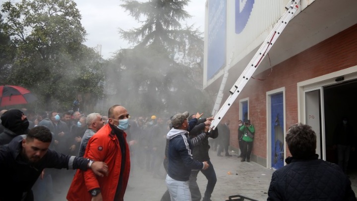 Χάος στην Αλβανία: Οπαδοί του Μπερίσα επιχείρησαν να εισβάλλουν στα γραφεία του Δημοκρατικού Κόμματος (vid)