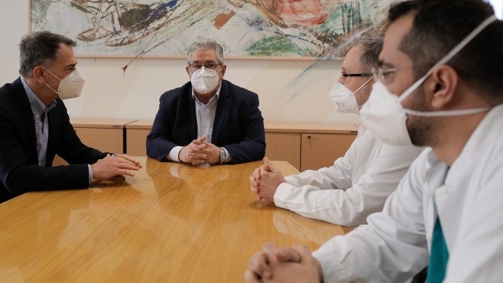 Στο νοσοκομείο «Αττικόν» ο Δ. Κουτσούμπας: «Μπροστά στα ράντζα της ντροπής καταρρέει η πολιτική της εμπορευματοποίησης της Υγείας»
