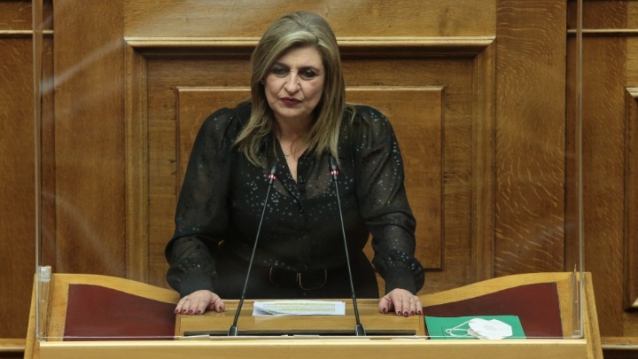 Ευ. Λιακούλη: «Υπερψηφίζουμε την πρόταση δυσπιστίας» – «Το ΠΑΣΟΚ επέστρεψε, αυτό είναι σαφές» (vid)