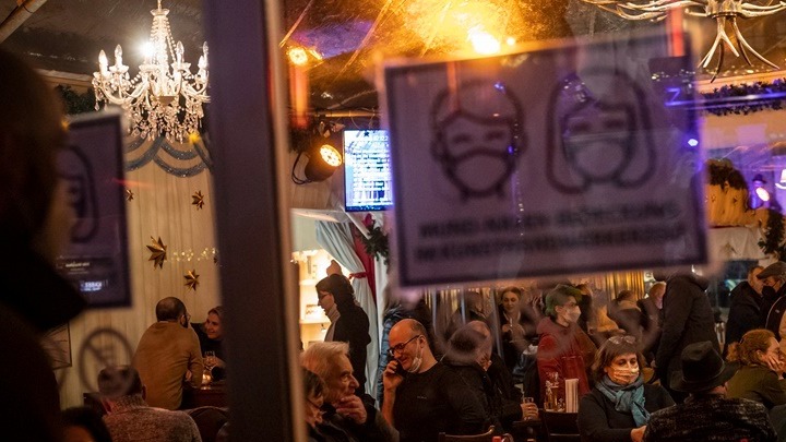 Συνεδριάζουν σήμερα οι ειδικοί: Χαλάρωση των μέτρων για εστίαση και γήπεδα – Τι θα ισχύσει για τα καρναβάλια