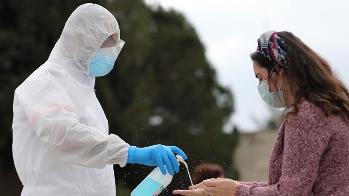 Όμικρον: Πώς γίνεται να μην κολλήσεις ενώ ζεις στο ίδιο σπίτι με νοσούντες